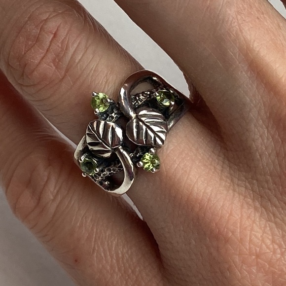 Silver vine leaf and Peridot ring - Picture 3 of 12